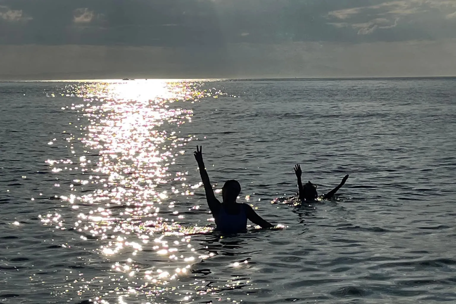 【海で遊ぶ深津さん】