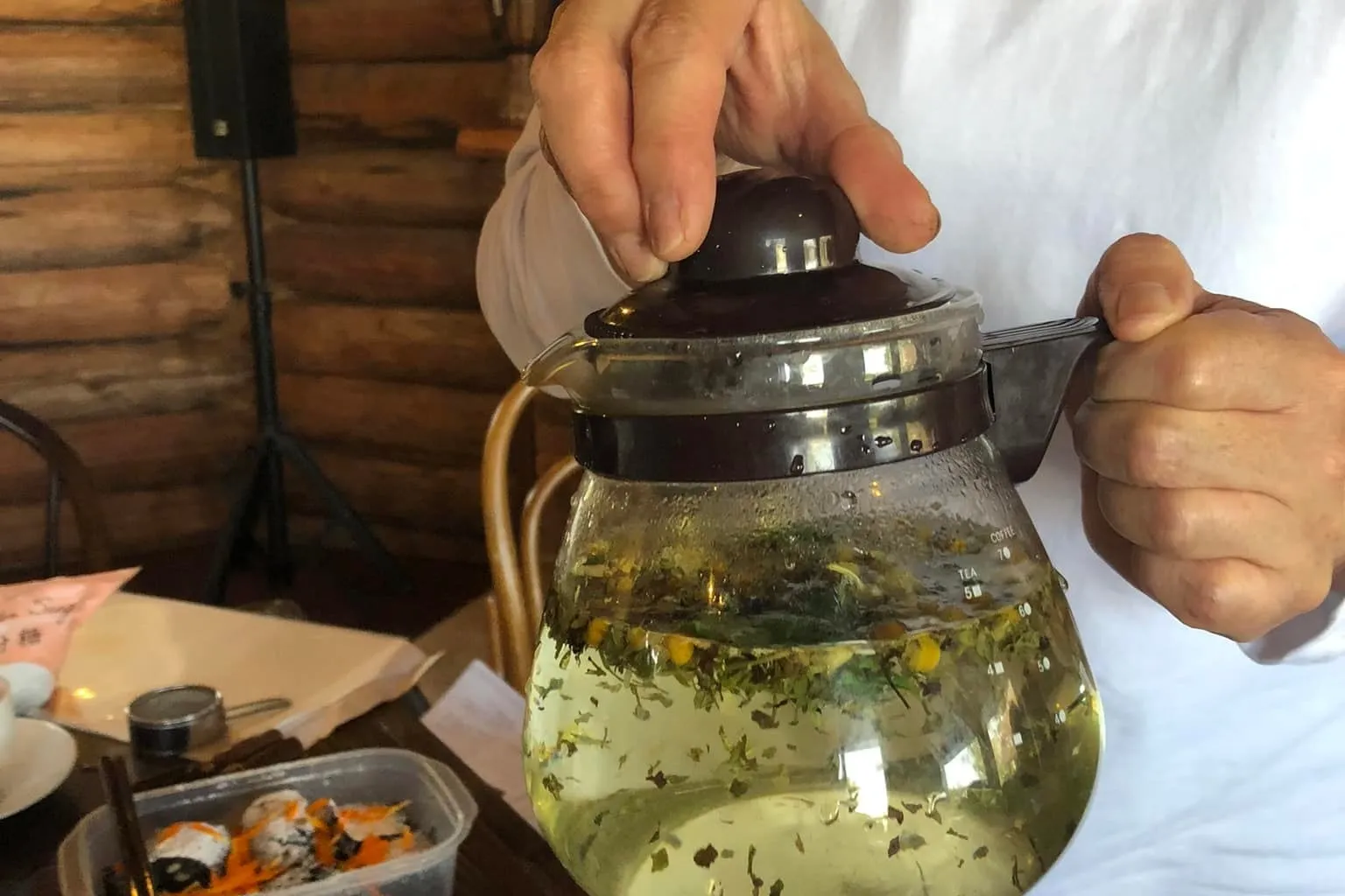 【庭で採れたハーブを使ったハーブティー】