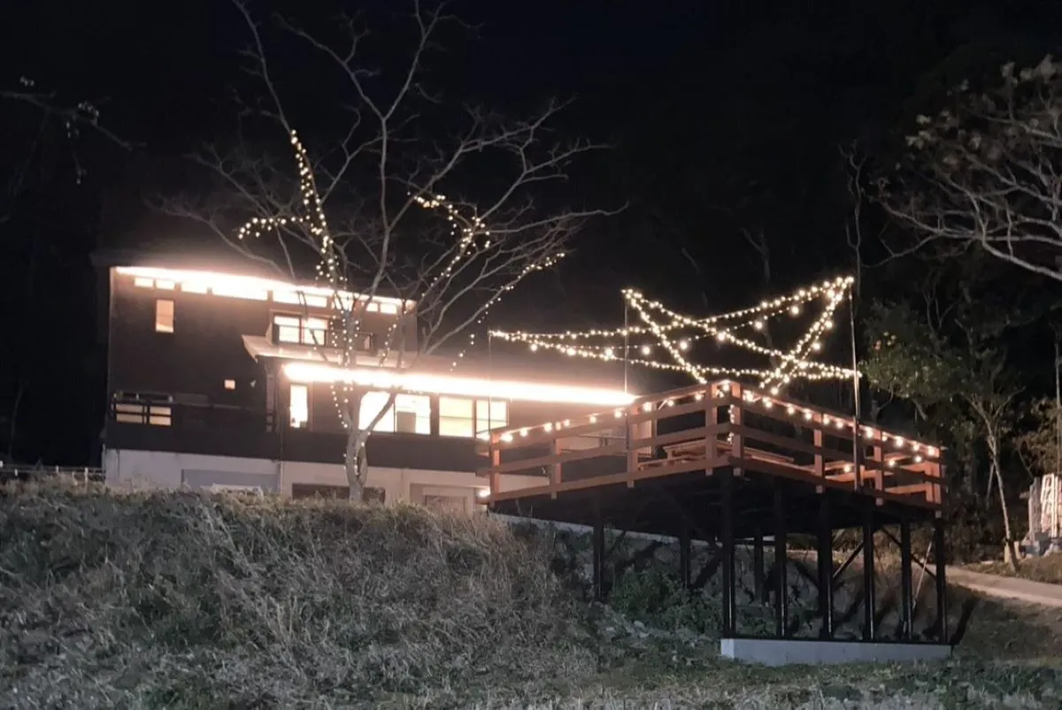 【ライトアップされたウッドデッキと家の遠景 昼も夜も滞在を楽しめる】