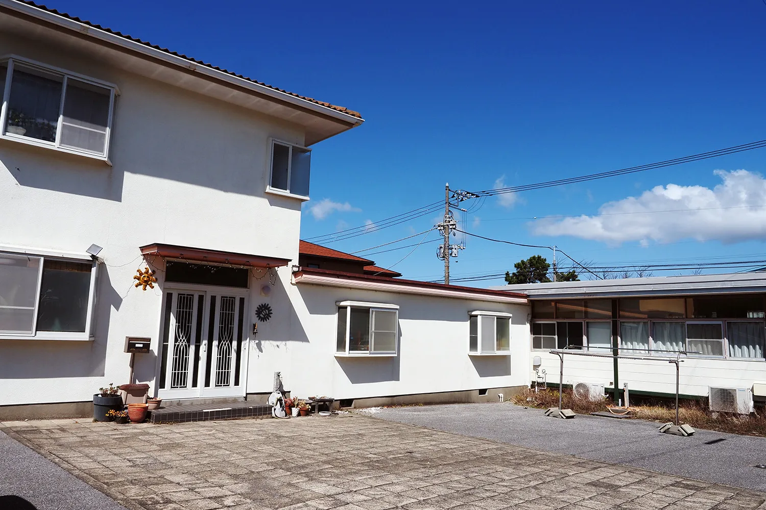 【渡り廊下で二棟の建物がつながっている造り】