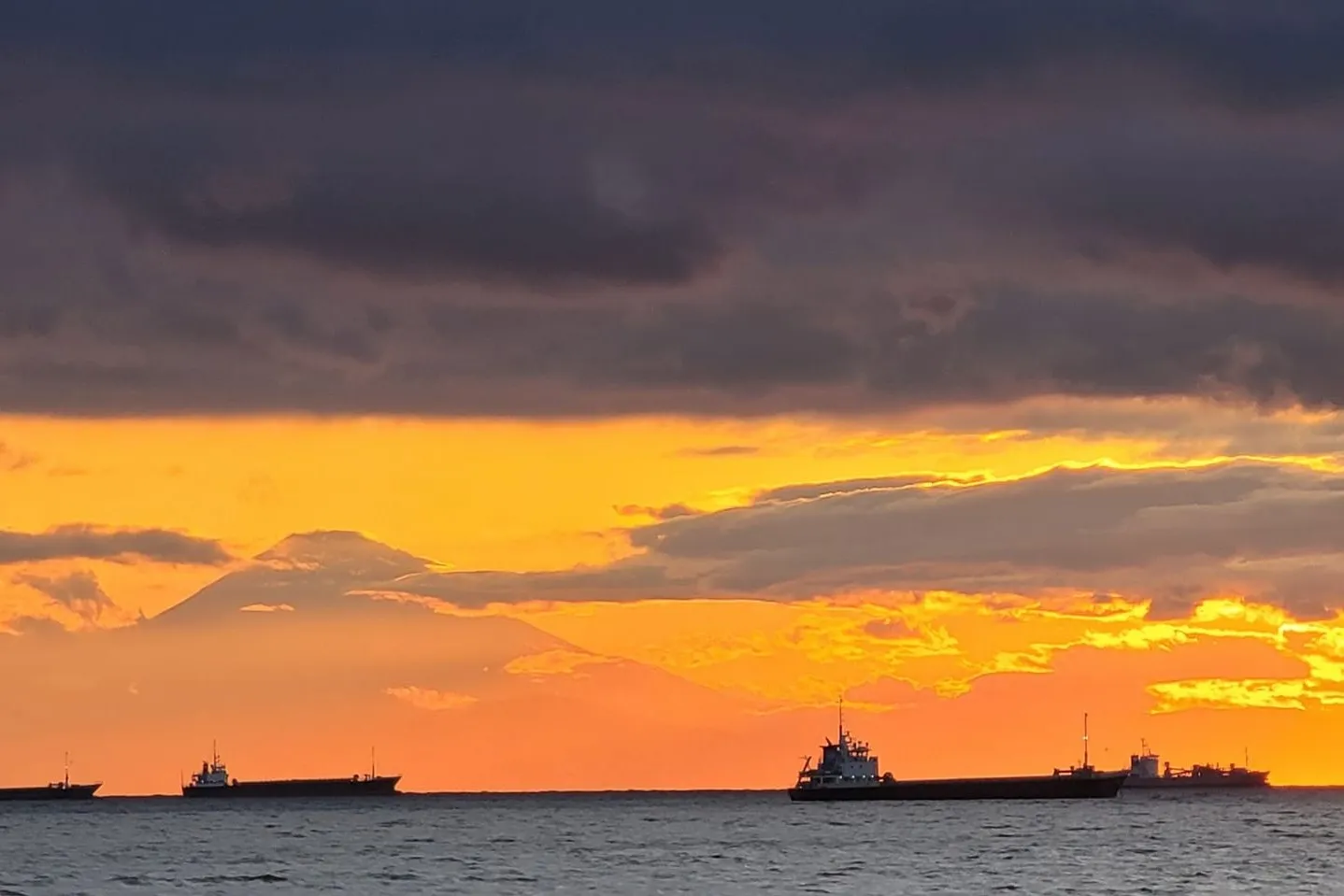 【穏やかな海や真っ赤な夕日、ときには富士山も眺められる館山の海】