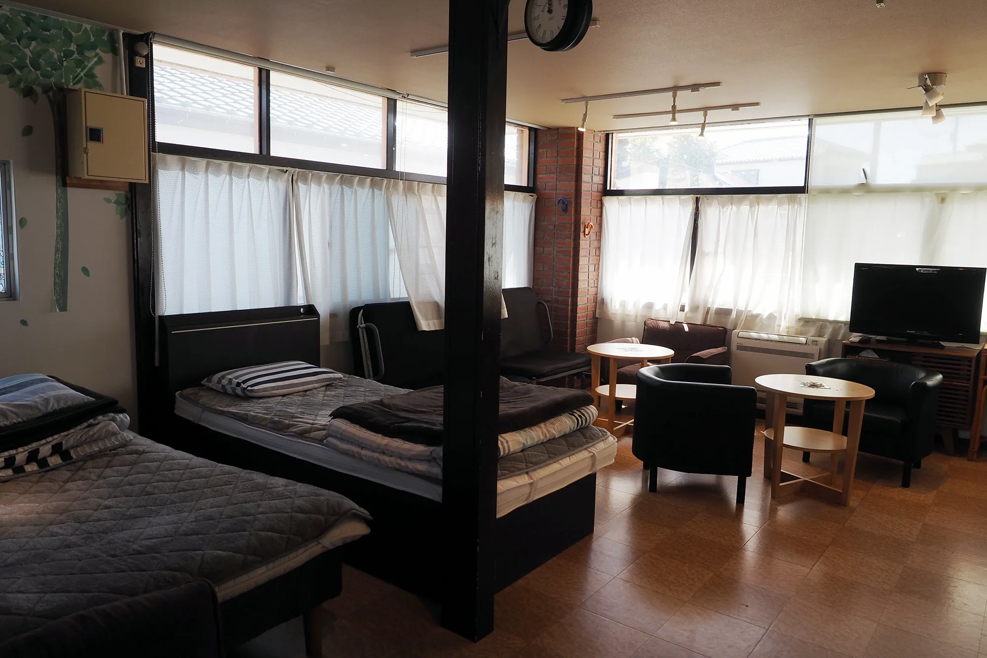 【窓が多くて日当たりと風通りがいい室内】