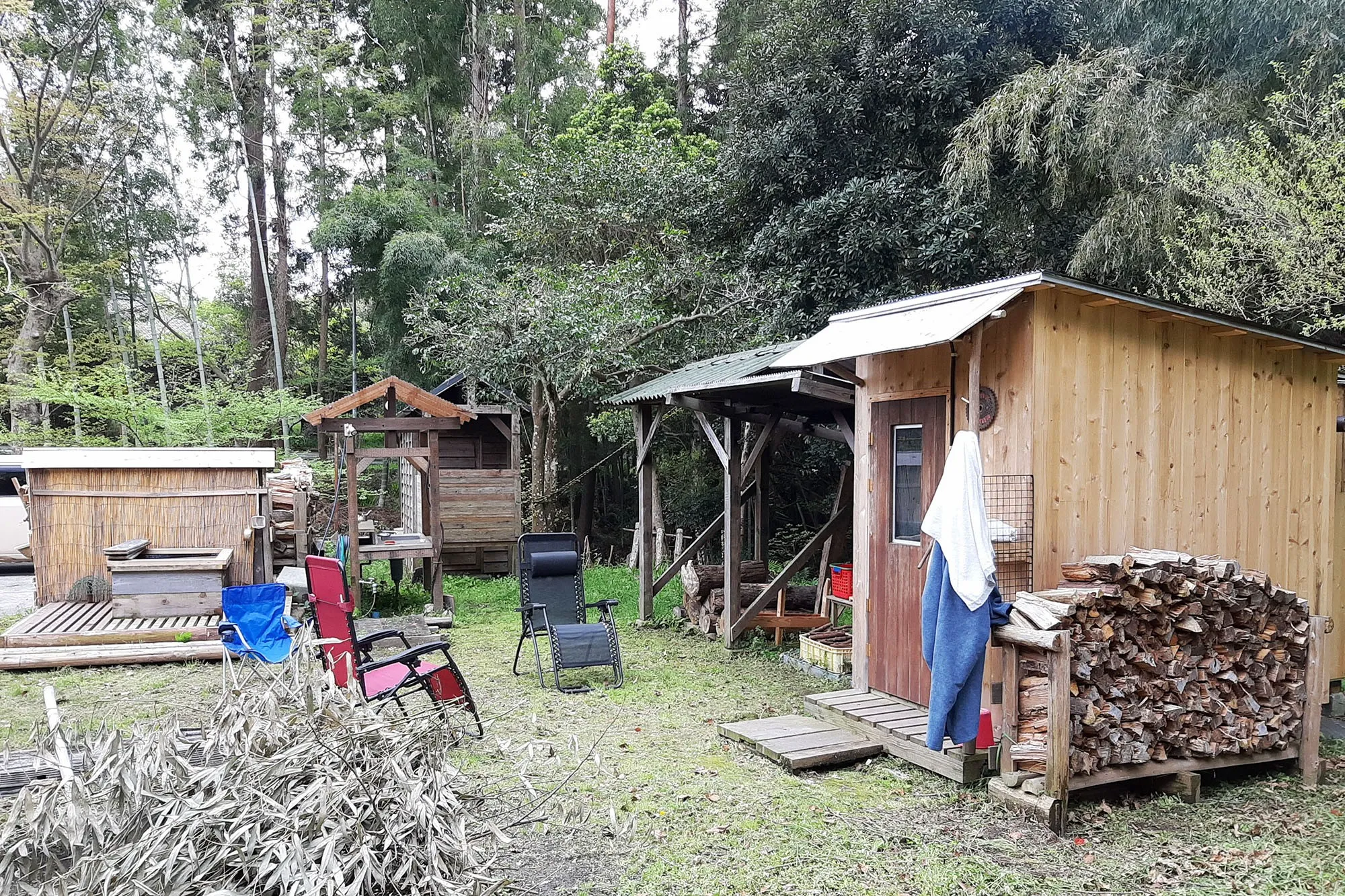 【左から、水風呂、流し台、トイレ、ピザ窯用の屋根、サウナ小屋】