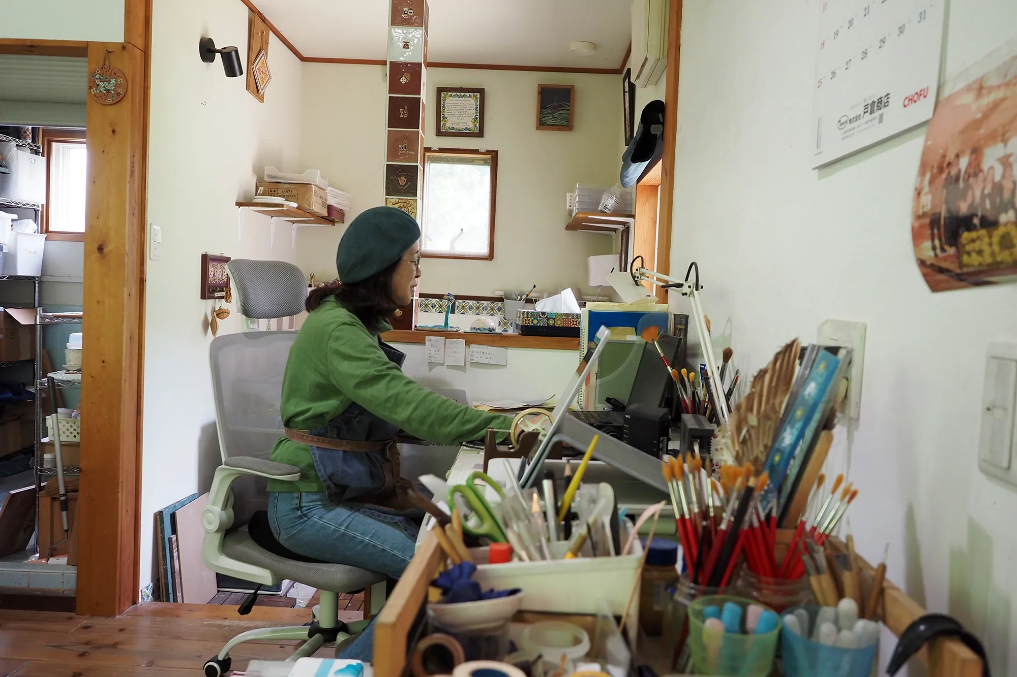 【作業部屋でパソコン仕事をする樋口さん】